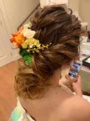 ウエディングとカクテルでヘアースタイルも変えてキュートに✨