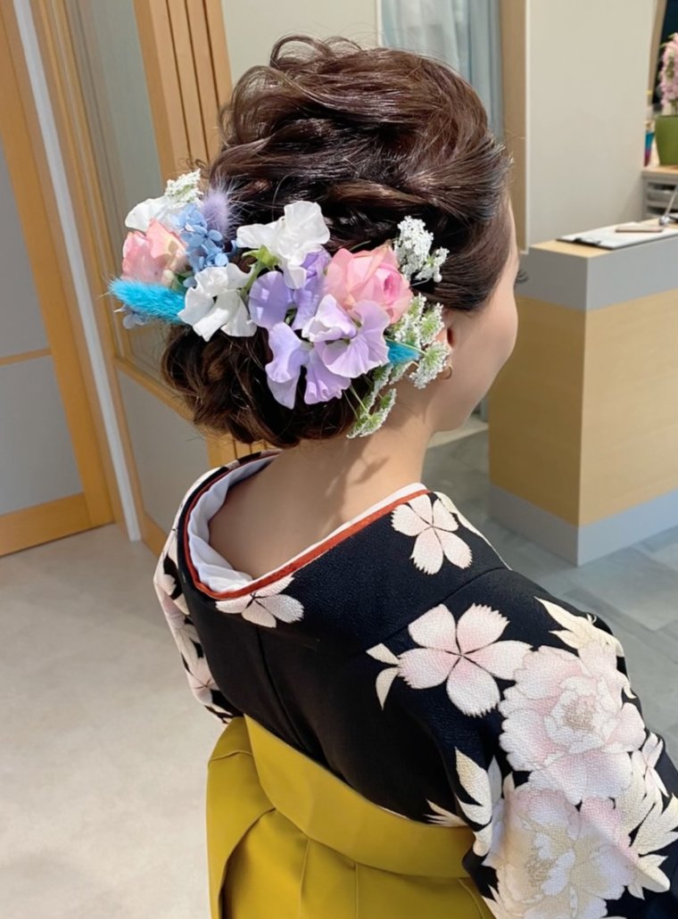 髪飾りは生花で華やかに♡