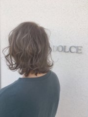 しっかりブリーチをしてベージュの透明感を出します♪