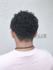 パーマをかけて3か月後のかカットです。ツーブロックです。まずはウェットし、トップを立ち上げながらハーフドライ。ジェルを全体にもみこみ前髪をたちあげます。