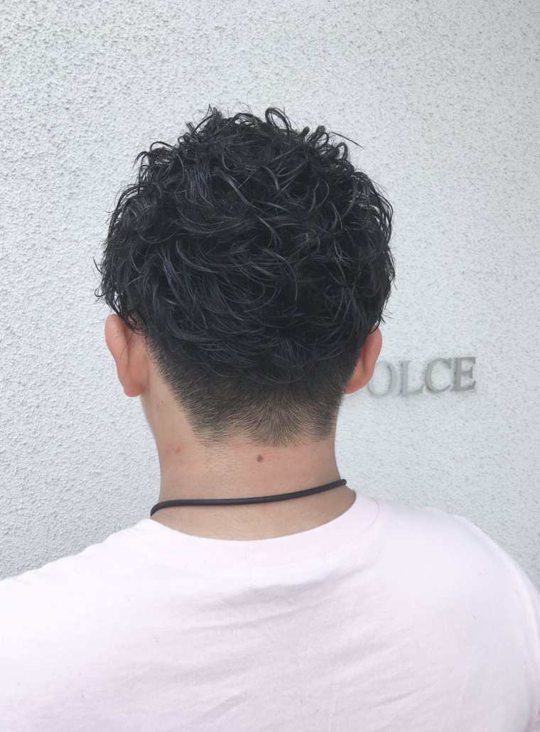 パーマをかけて3か月後のかカットです。ツーブロックです。まずはウェットし、トップを立ち上げながらハーフドライ。ジェルを全体にもみこみ前髪をたちあげます。