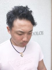 パーマをかけて3か月後のかカットです。ツーブロックです。まずはウェットし、トップを立ち上げながらハーフドライ。ジェルを全体にもみこみ前髪をたちあげます。