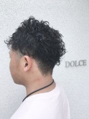 パーマをかけて3か月後のかカットです。ツーブロックです。まずはウェットし、トップを立ち上げながらハーフドライ。ジェルを全体にもみこみ前髪をたちあげます。
