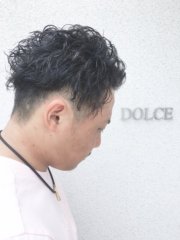 パーマをかけて3か月後のかカットです。ツーブロックです。まずはウェットし、トップを立ち上げながらハーフドライ。ジェルを全体にもみこみ前髪をたちあげます。
