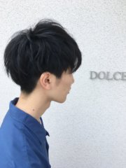 黒髪ツーブロックです。のばしてパーマをかける予定です☆全体にハードワックスをもみこみ束感をだします。