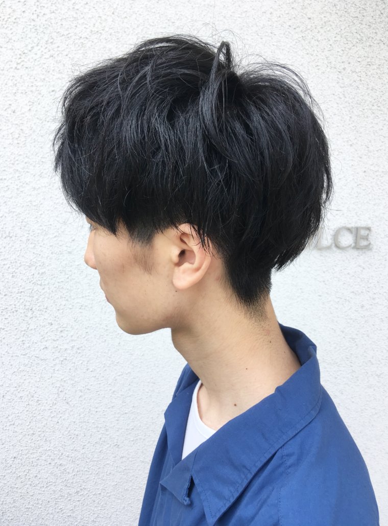 黒髪ツーブロックです。のばしてパーマをかける予定です☆全体にハードワックスをもみこみ束感をだします。