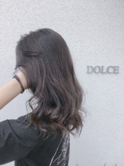 ブリーチ履歴のあるブルーアッシュです。毛先は自然にグラデーションで明るくしています。