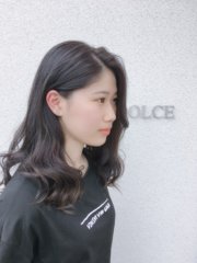 ブリーチ履歴のあるブルーアッシュです。毛先は自然にグラデーションで明るくしています。