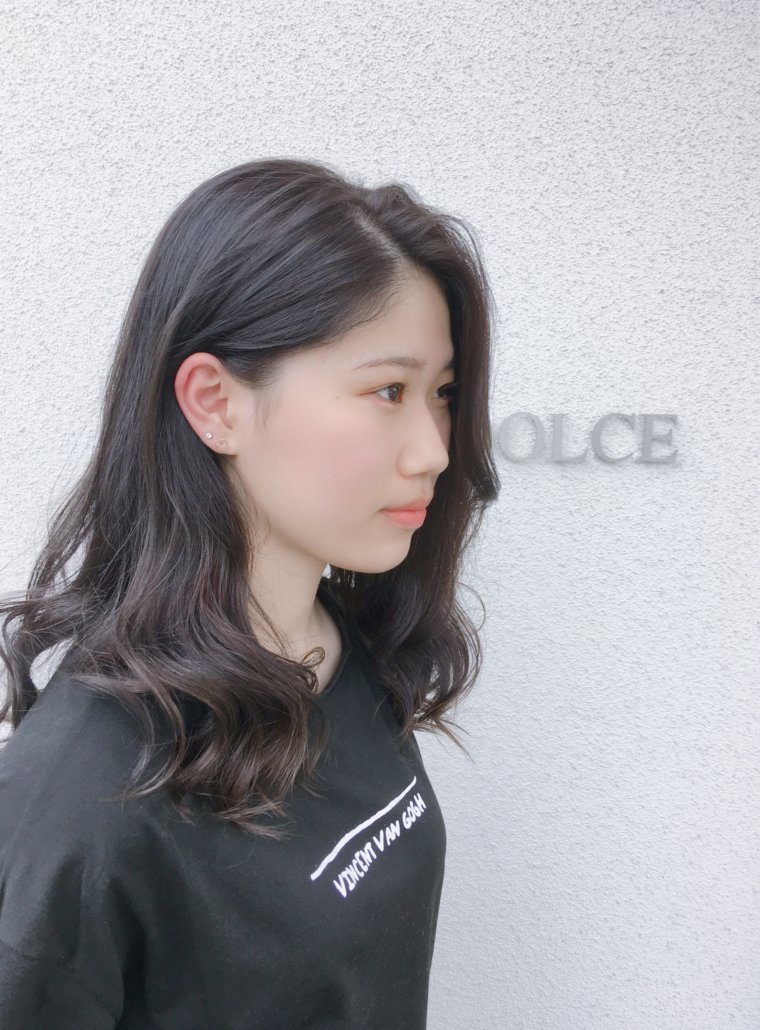 ブリーチ履歴のあるブルーアッシュです。毛先は自然にグラデーションで明るくしています。