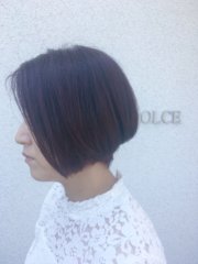 首元をスッキリ、長くみせるボブです。