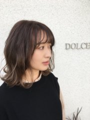 グレージュグラデーション。毛先にいくにつれて明るくなっているので巻いて動きをつけると透け感がでます。