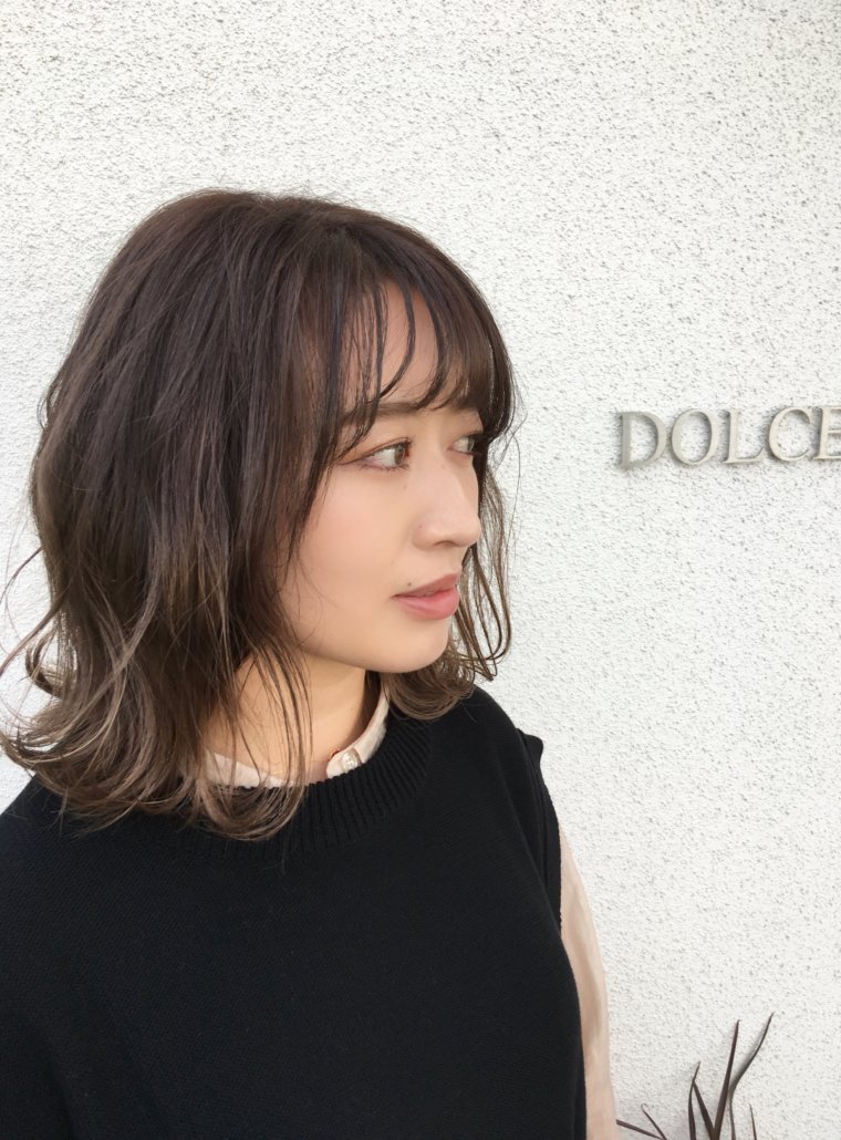 グレージュグラデーション。毛先にいくにつれて明るくなっているので巻いて動きをつけると透け感がでます。
