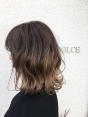 グレージュグラデーション。毛先にいくにつれて明るくなっているので巻いて動きをつけると透け感がでます。