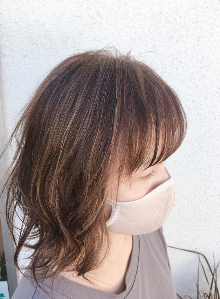 白髪をぼかすハイライト☆巻いたりするとより立体感がでてオシャレです☆