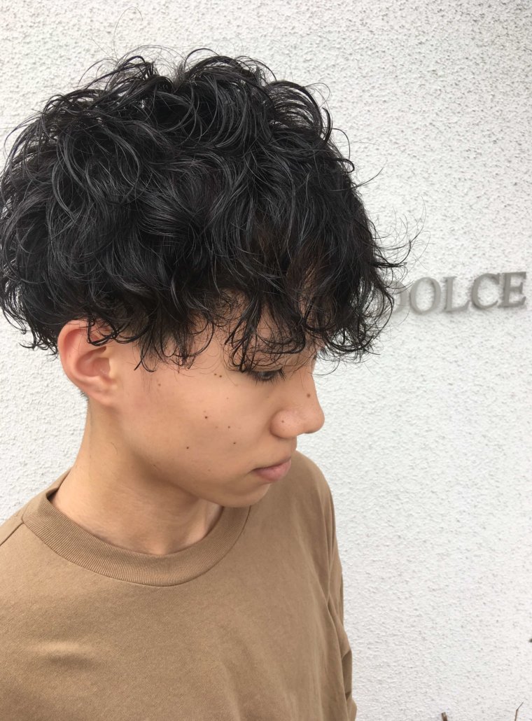 ウエットした髪にジェルを全体にもみこみます。
