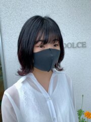 黒髪ベースインナーカラー
スタイリングは外ハネ仕上げ！巻いたりアレンジしてもカワイイですね！！