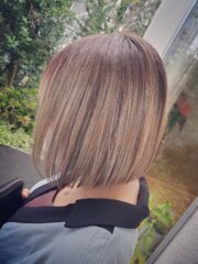 ハイカラーで明るく✨️
グレージュ
ぱっつんボブ✂︎