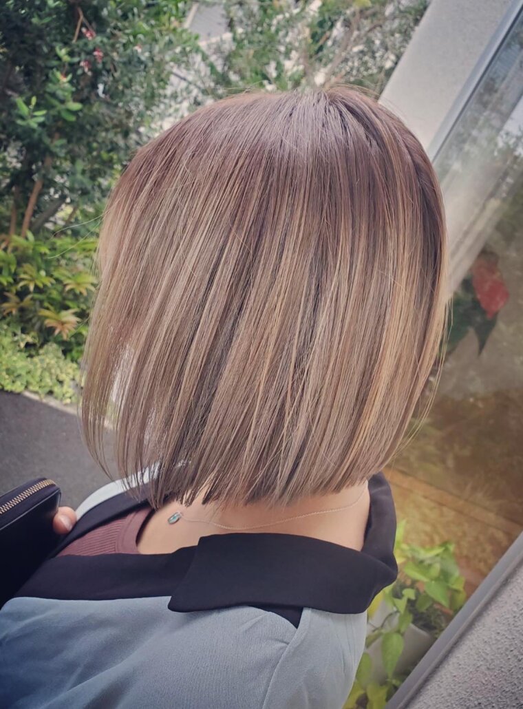 ハイカラーで明るく✨️
グレージュ
ぱっつんボブ✂︎